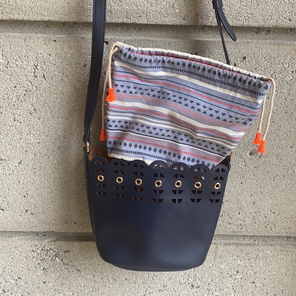 Stella & Dot Bucket Bag with removable pouch liner - Picture 15 of 16